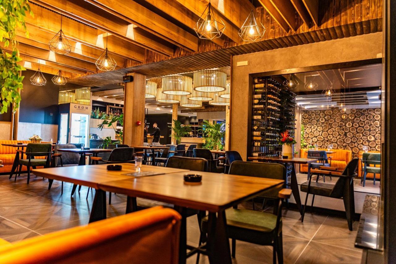 Hotel Forest Pale Bagian luar foto