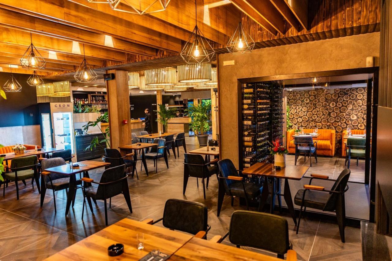 Hotel Forest Pale Bagian luar foto